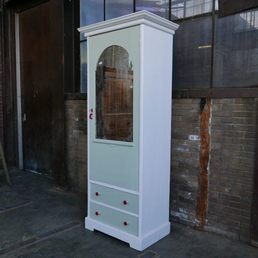 Mint-witte linnenkast