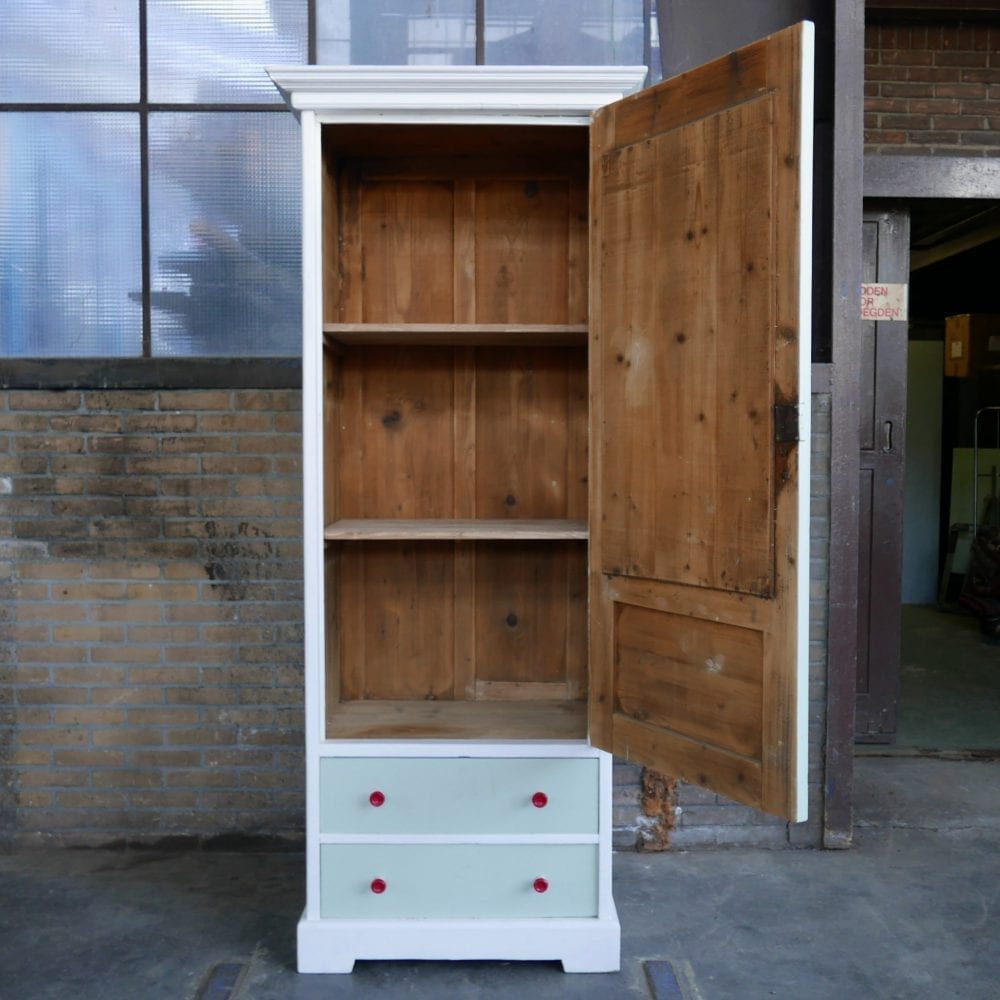 Mint-witte linnenkast