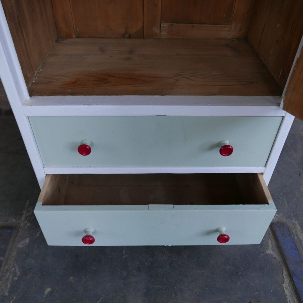 Mint-witte linnenkast