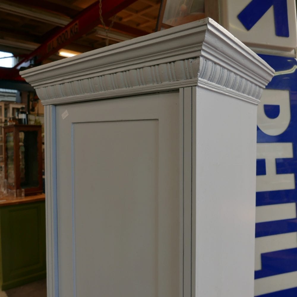 lichtblauwe linnenkast