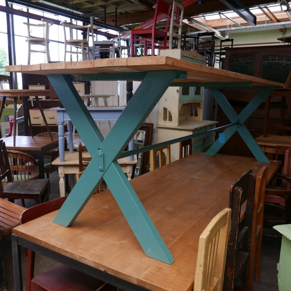 Turquoise kruispoot tafel