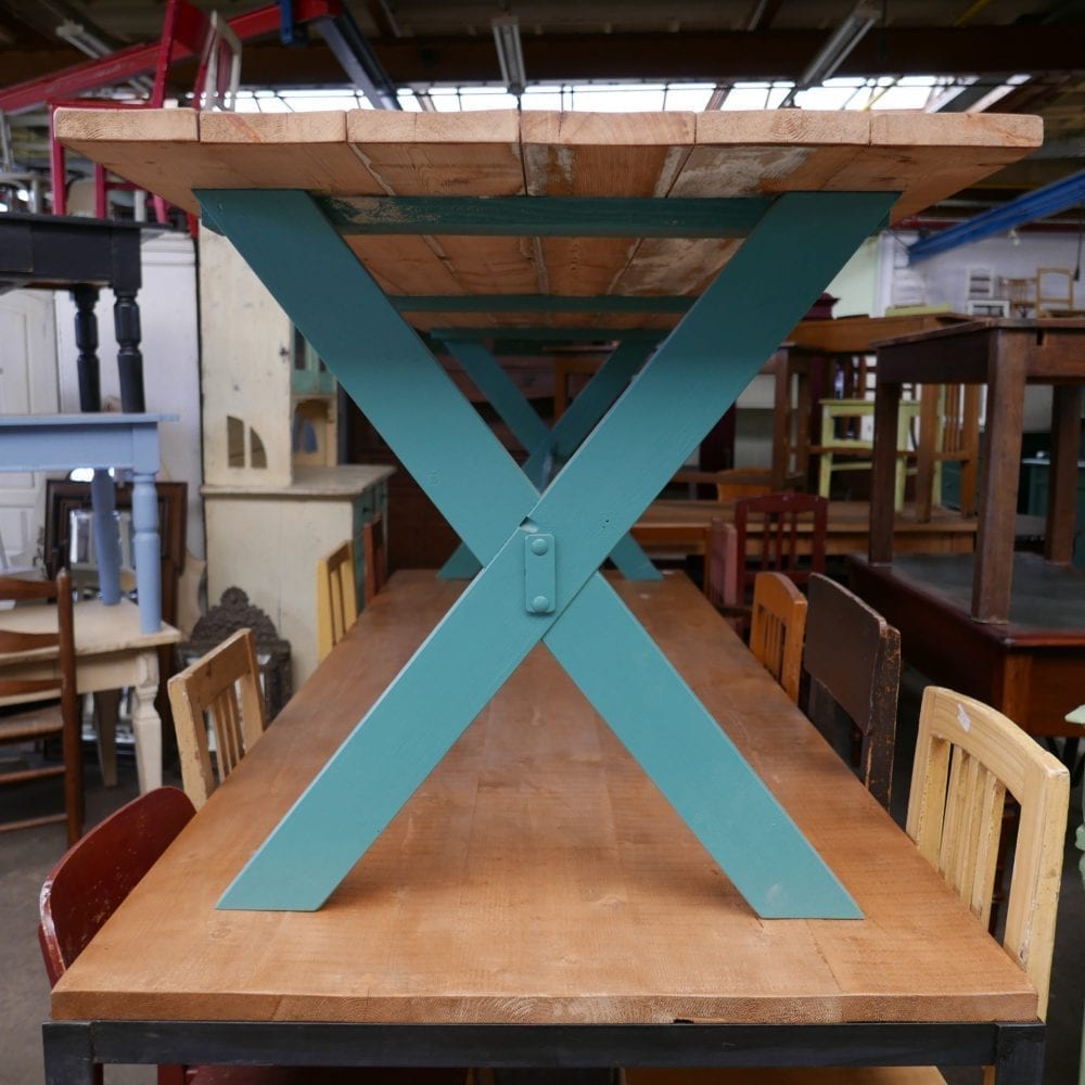 Turquoise kruispoot tafel