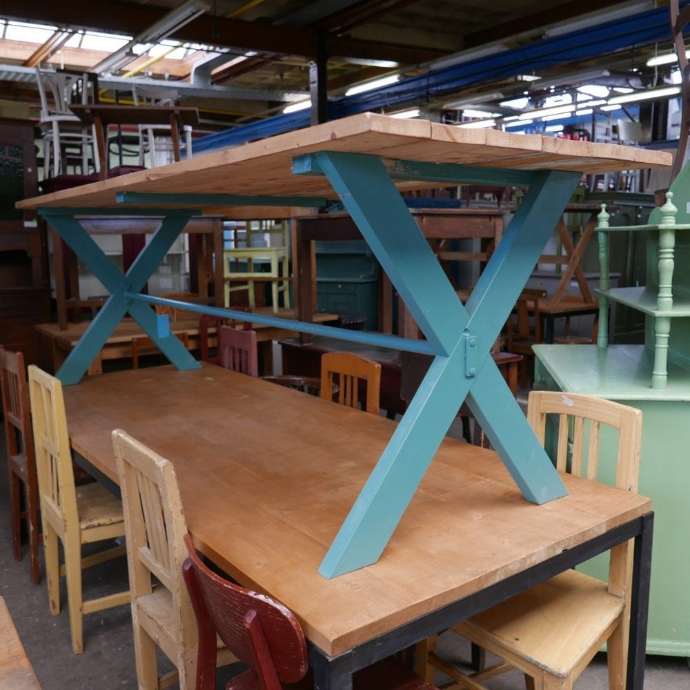 Turquoise kruispoot tafel