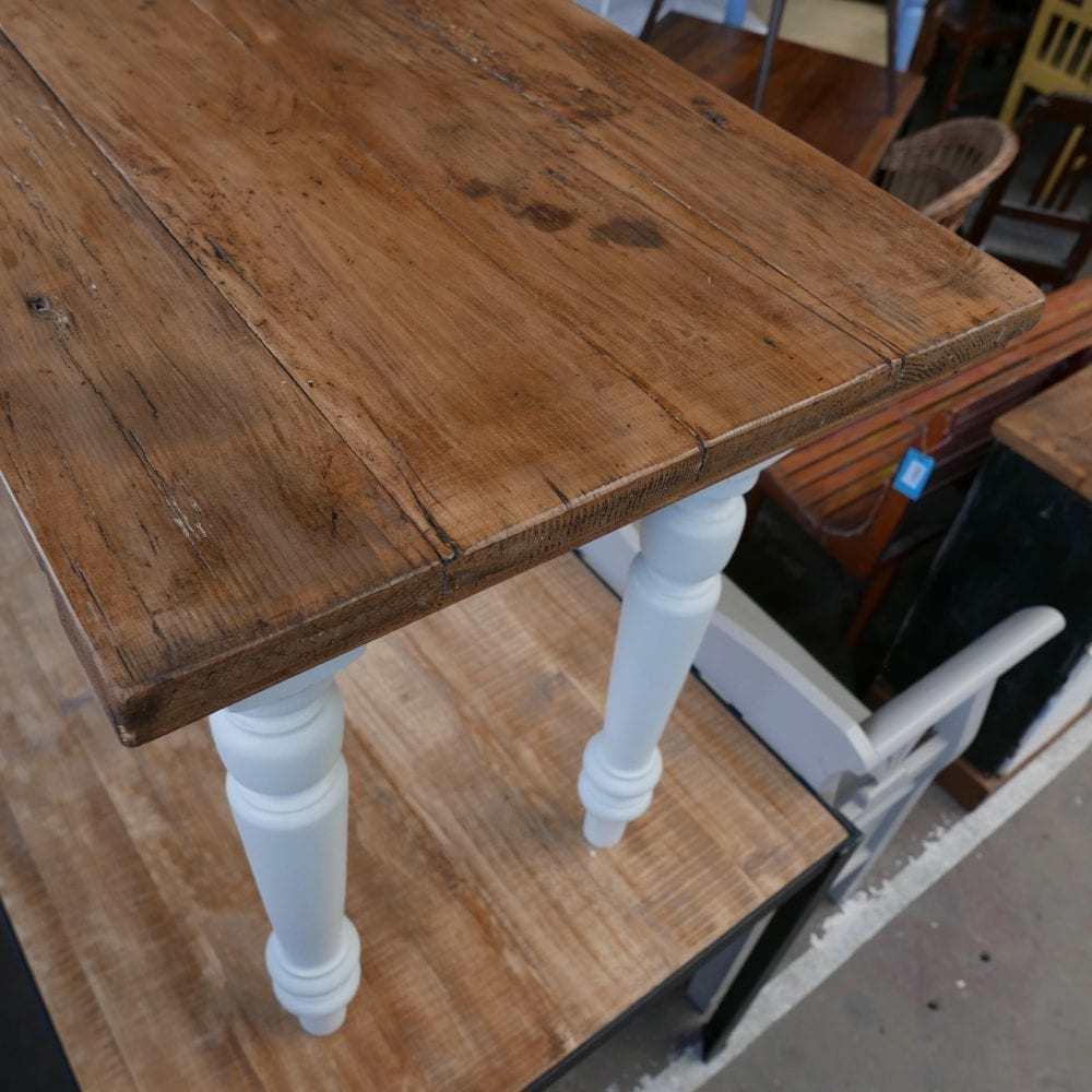 Lichtblauwe eettafel