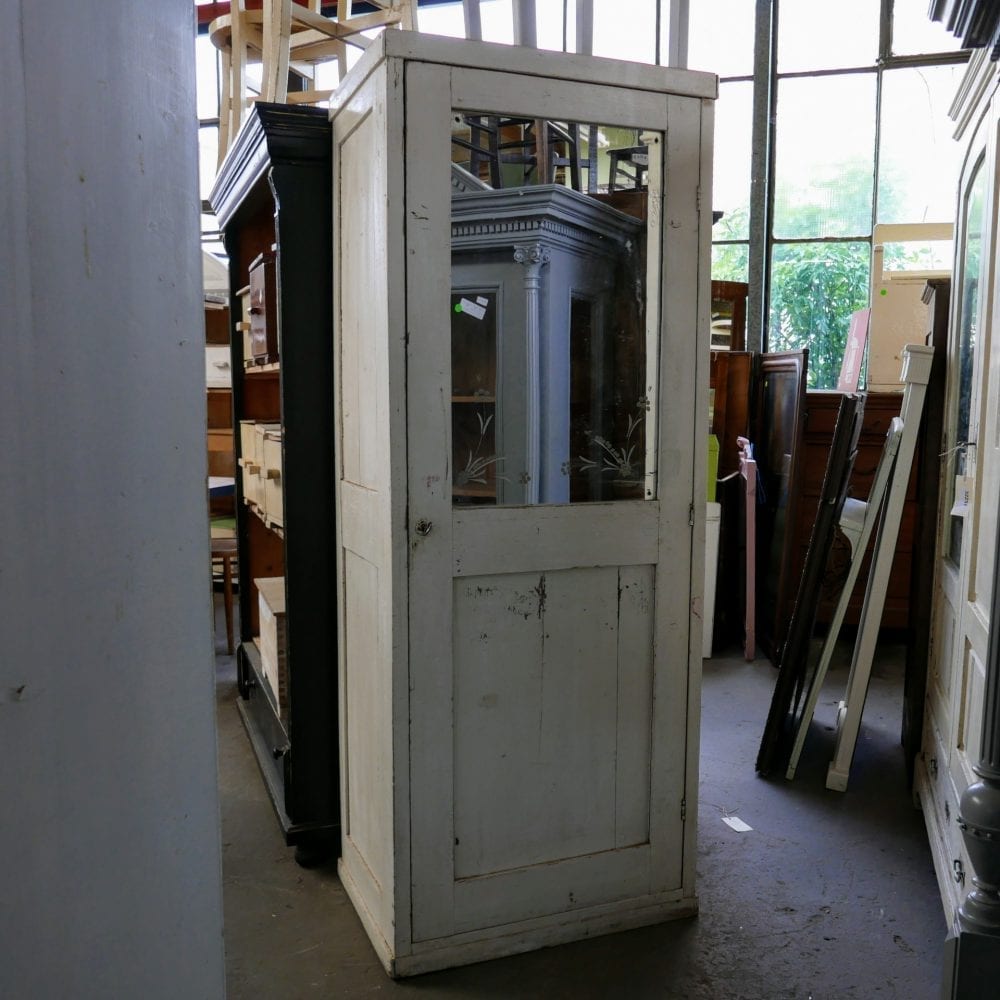 Witte linnenkast met spiegel