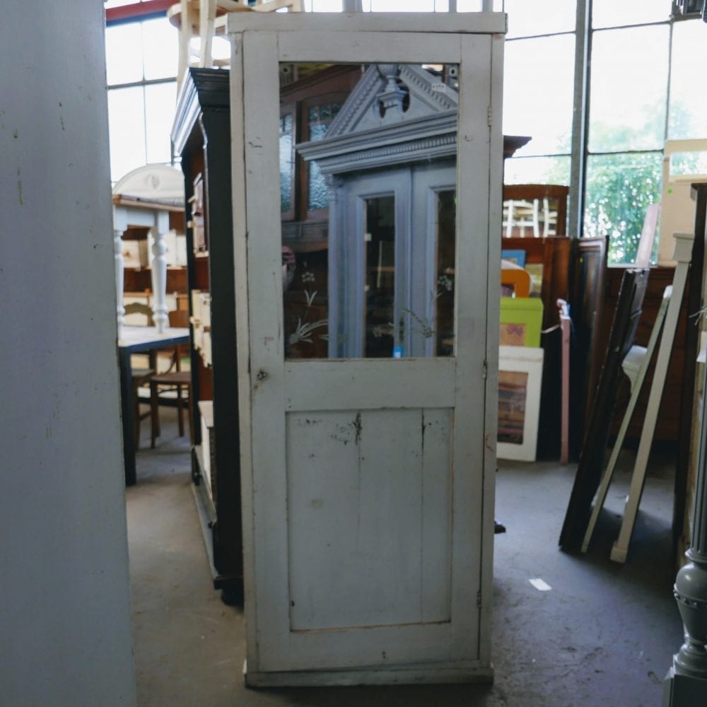 Witte linnenkast met spiegel