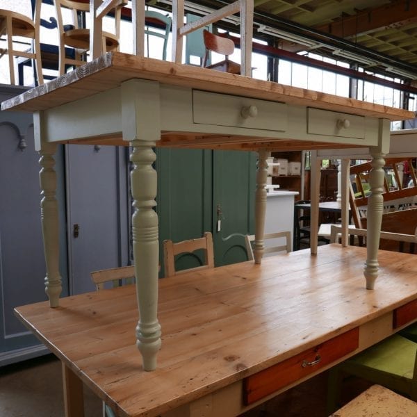 Lichtgroene eettafel met lades