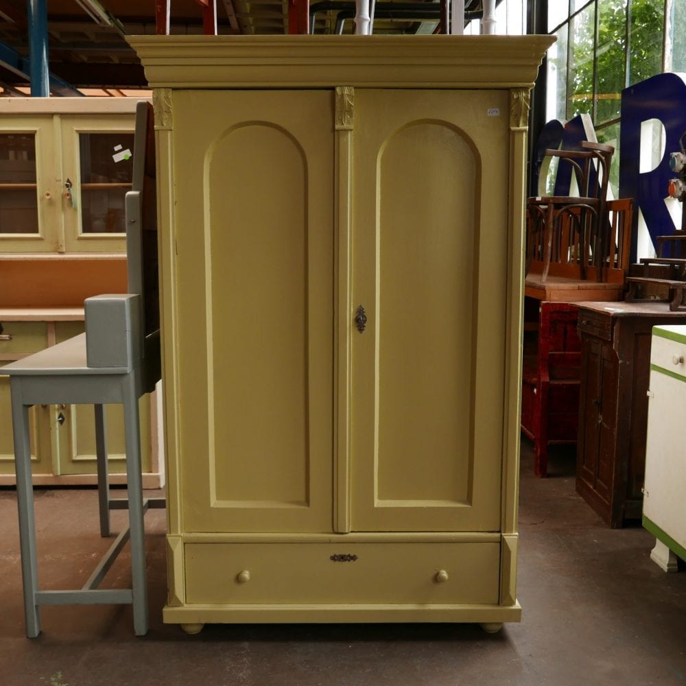 Houten groengele linnenkast