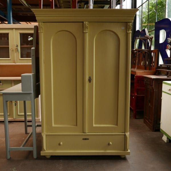 Houten groengele linnenkast
