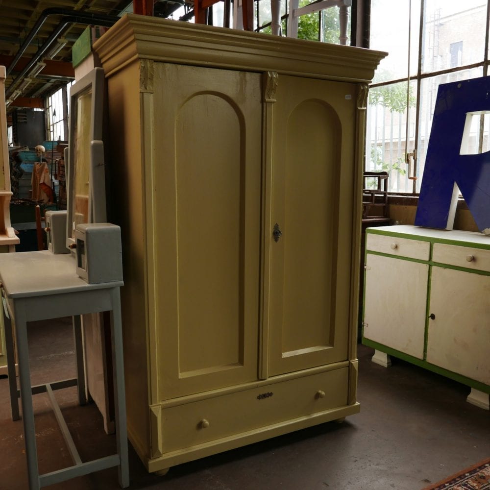 Houten groengele linnenkast