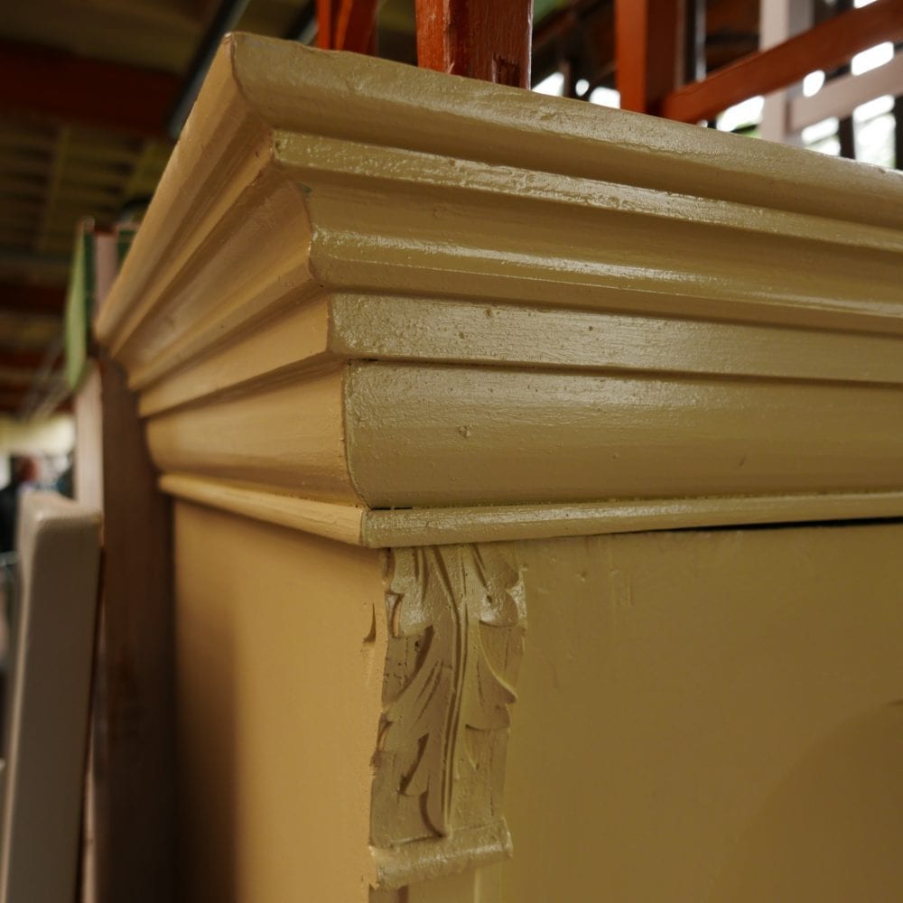 Houten groengele linnenkast