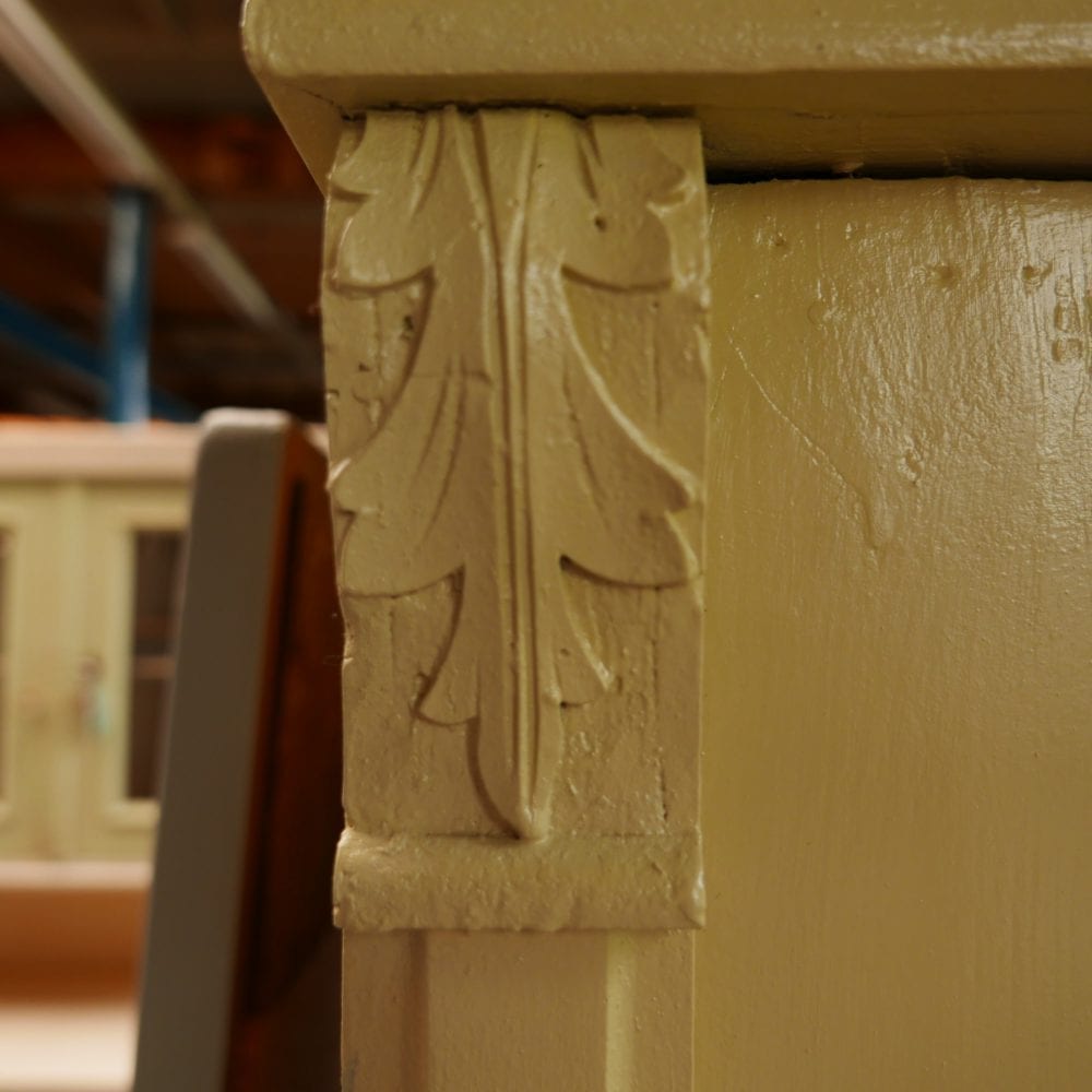Houten groengele linnenkast