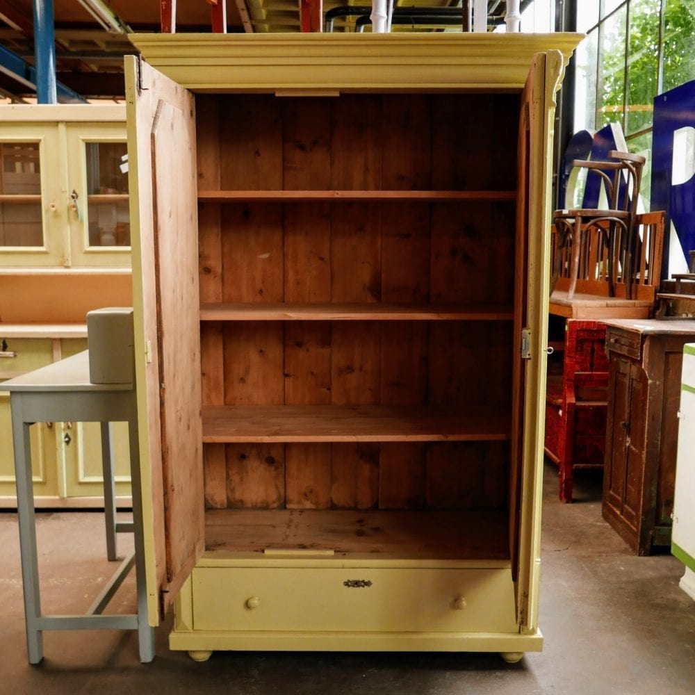 Houten groengele linnenkast