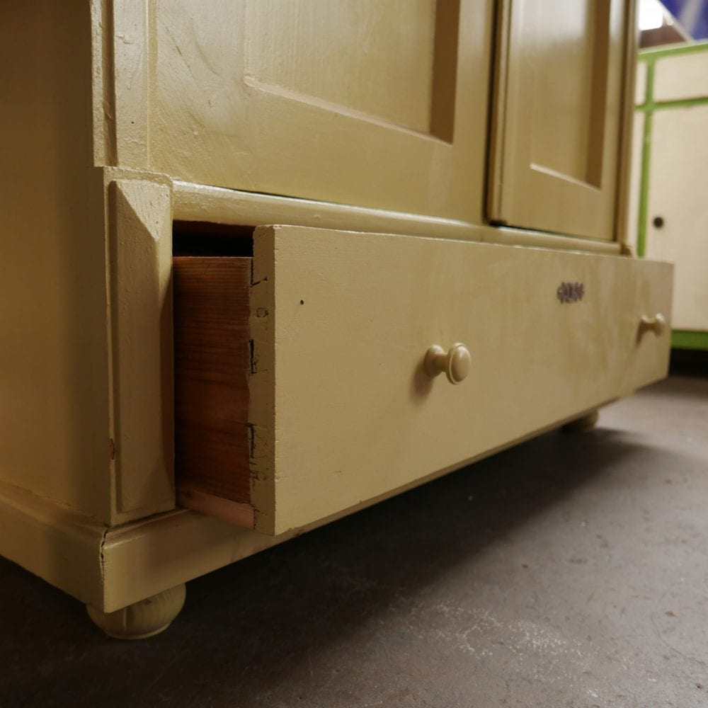 Houten groengele linnenkast
