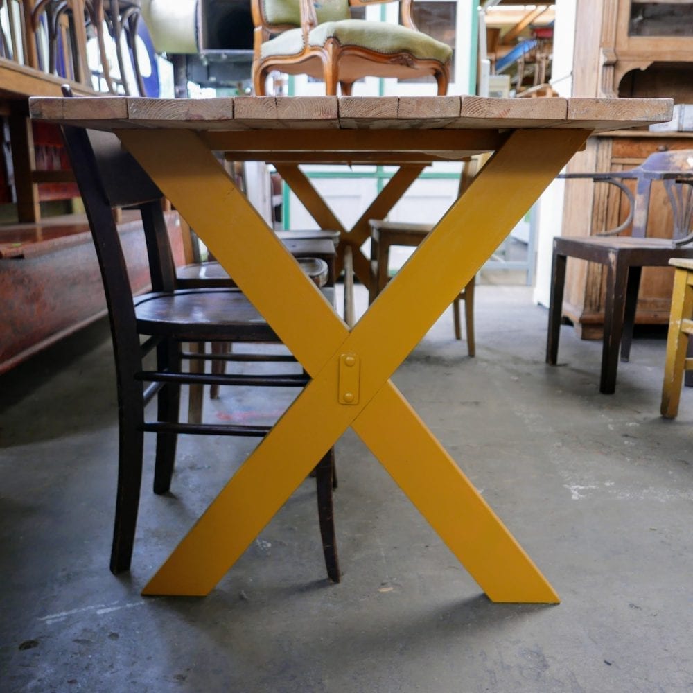 Gele kruispoot tafel