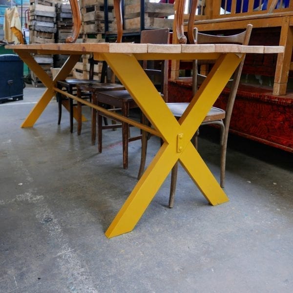 Gele kruispoot tafel