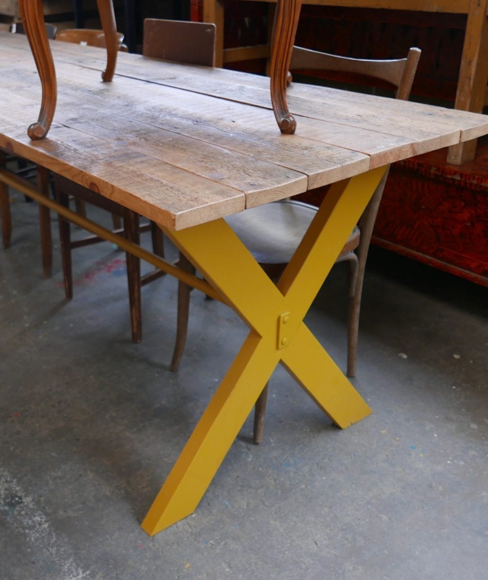 Gele kruispoot tafel