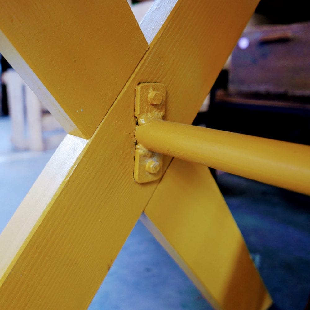 Gele kruispoot tafel