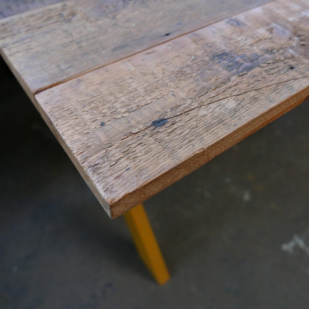 Gele kruispoot tafel