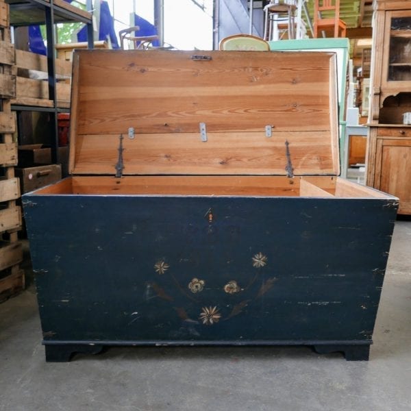 Blauwe houten kist