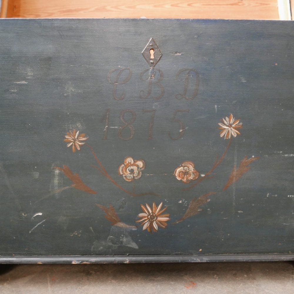 Blauwe houten kist