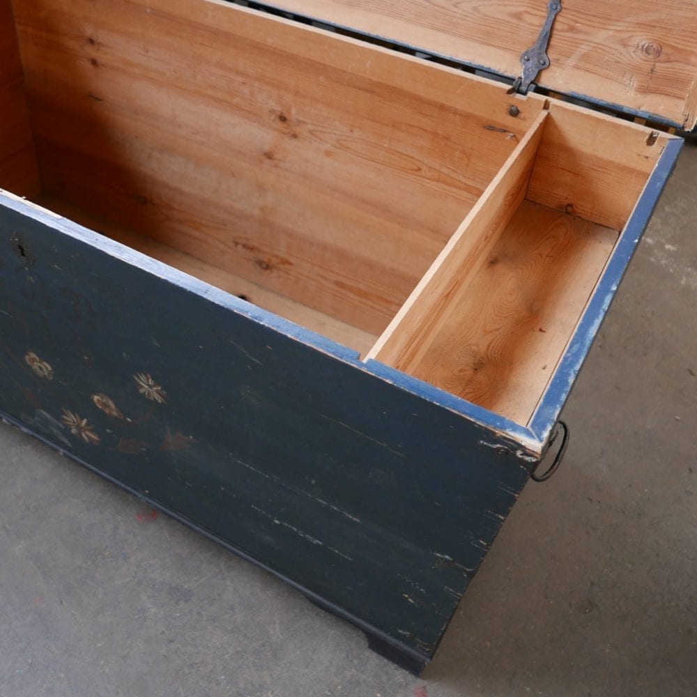 Blauwe houten kist