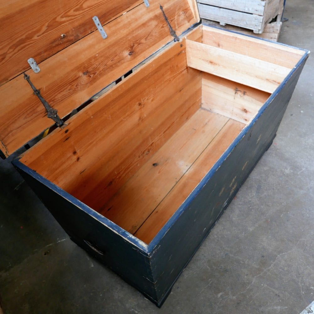 Blauwe houten kist