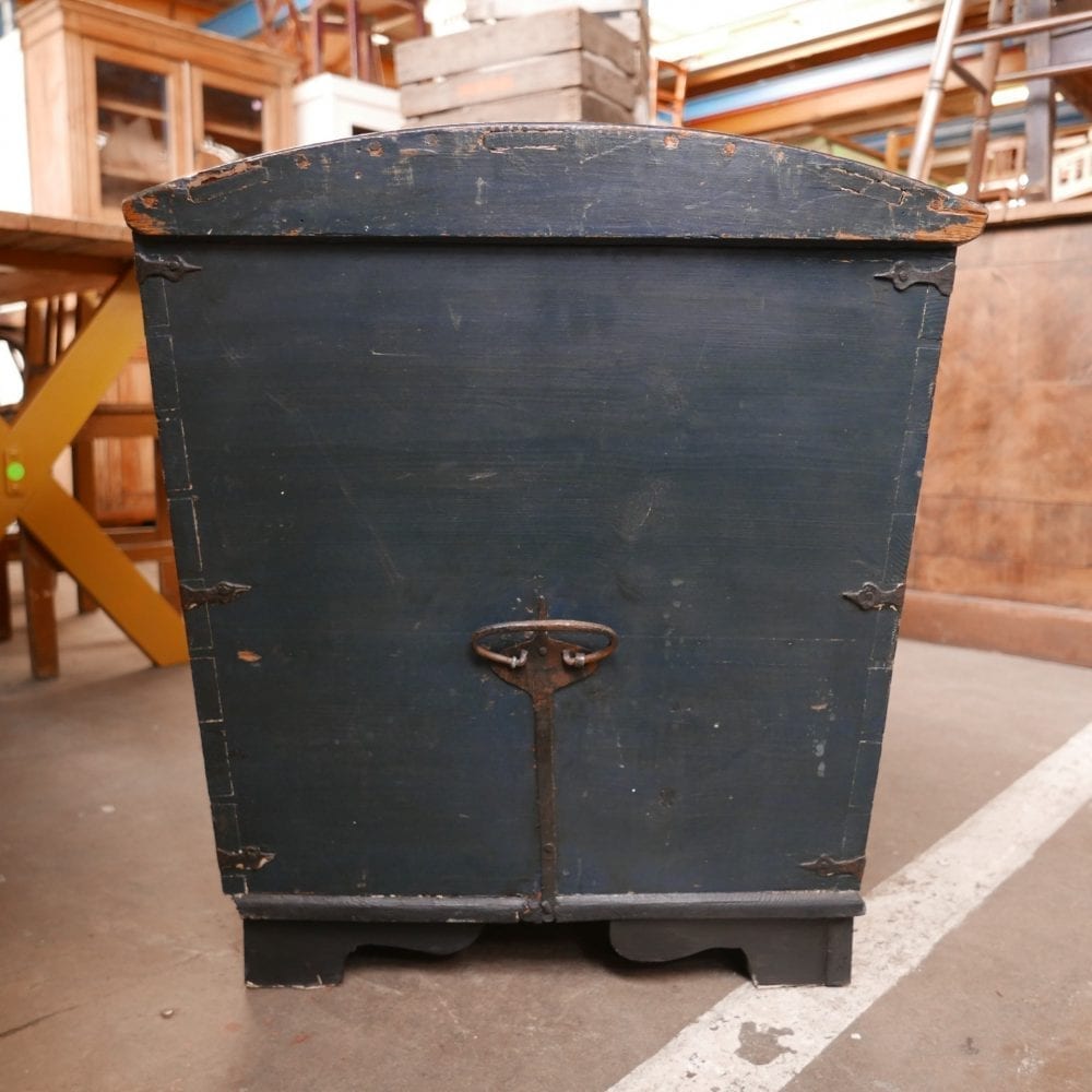 Blauwe houten kist