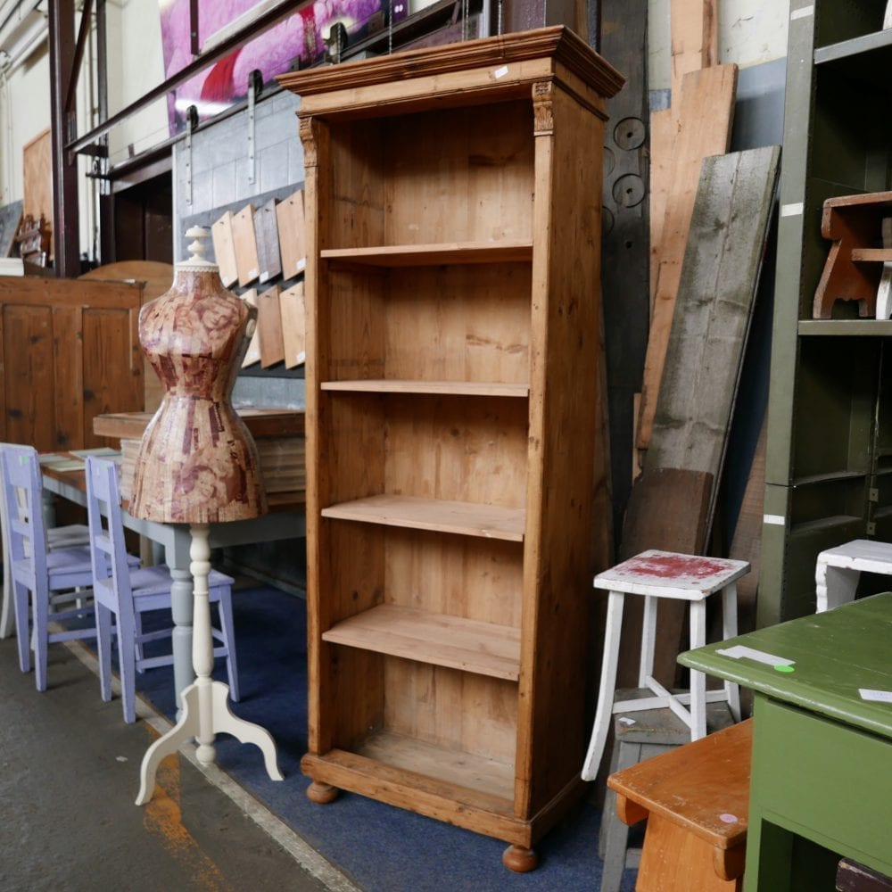 Open houten boekenkast