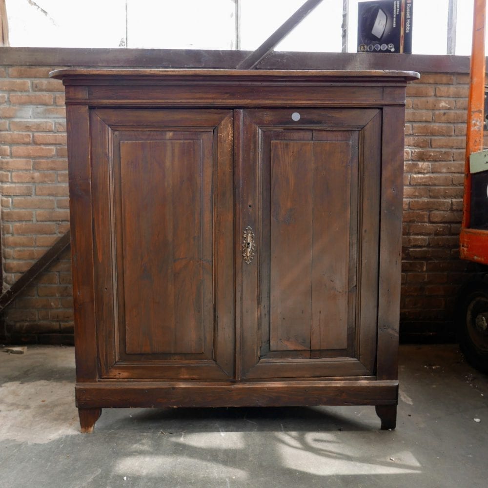 Bruine houten hoekkast