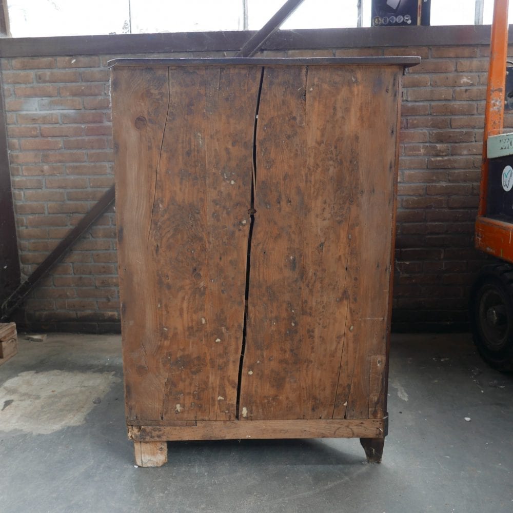 Bruine houten hoekkast