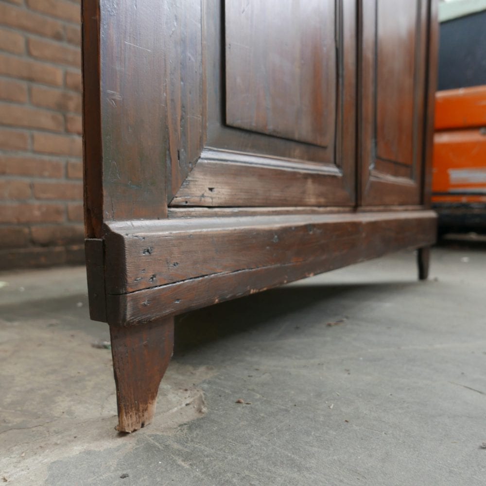 Bruine houten hoekkast