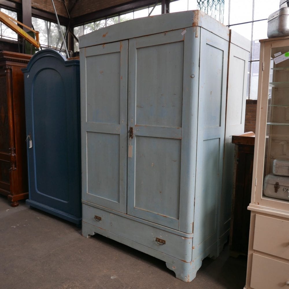 Brocante lichtblauwe linnenkast