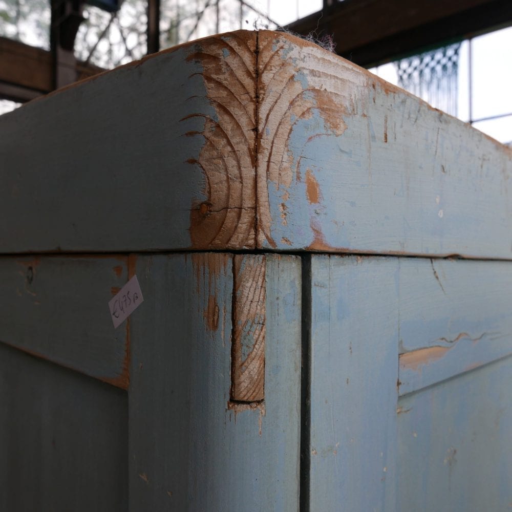 Brocante lichtblauwe linnenkast