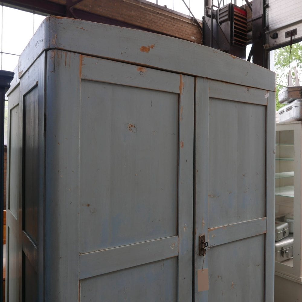 Brocante lichtblauwe linnenkast