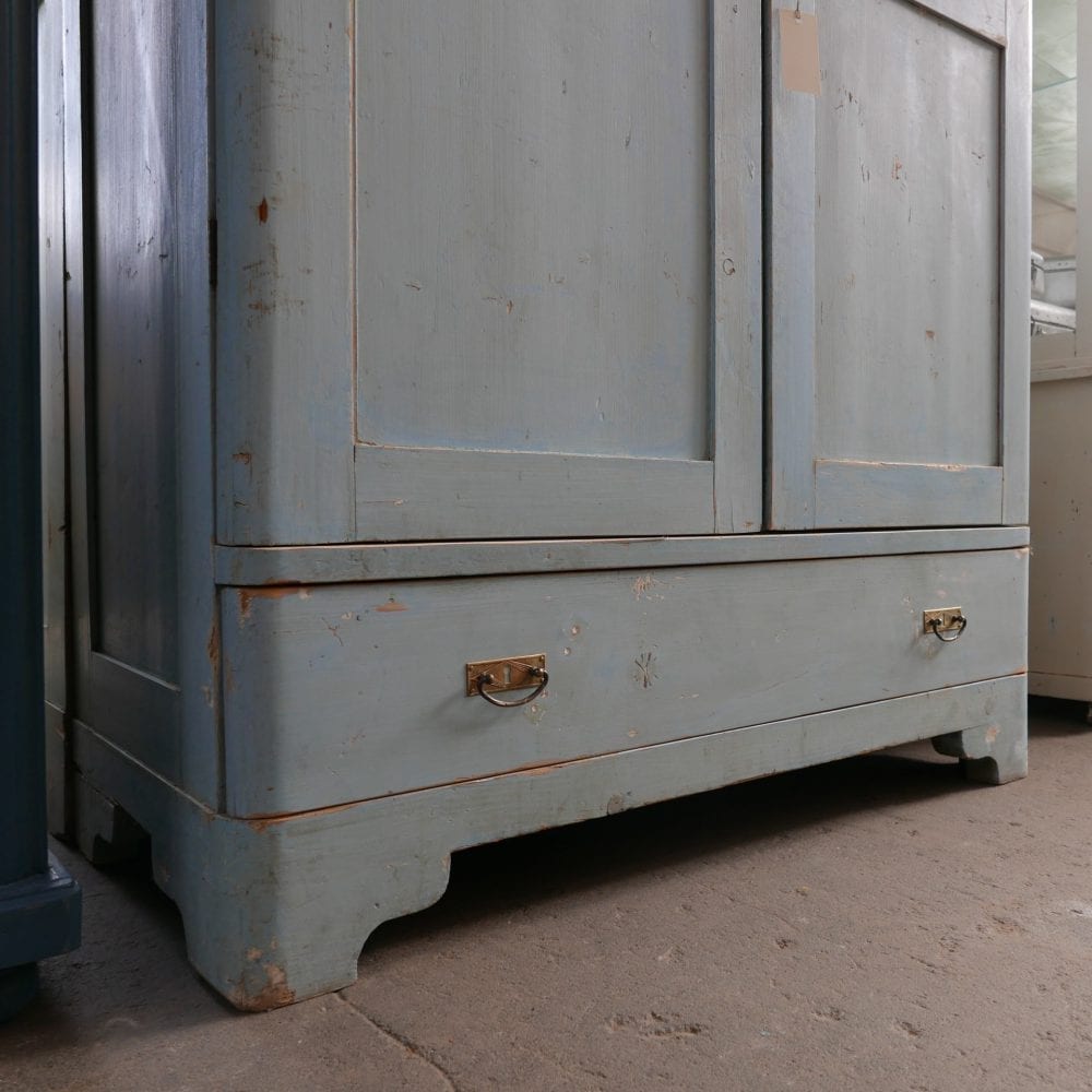 Brocante lichtblauwe linnenkast