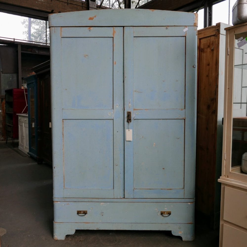 Brocante lichtblauwe linnenkast
