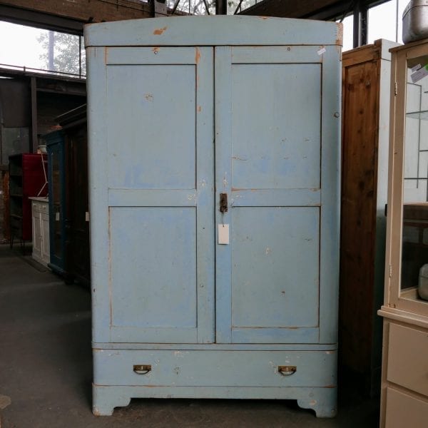 Brocante lichtblauwe linnenkast
