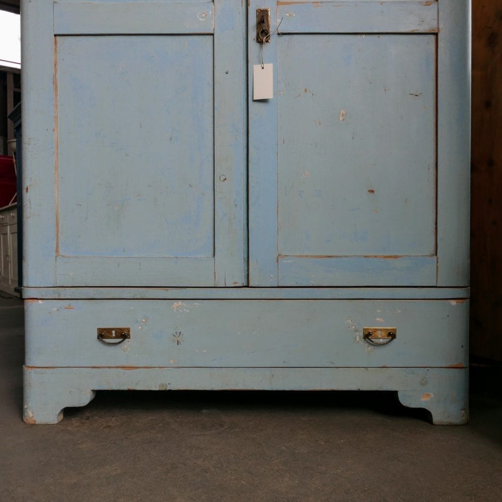 Brocante lichtblauwe linnenkast