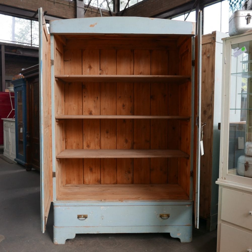 Brocante lichtblauwe linnenkast