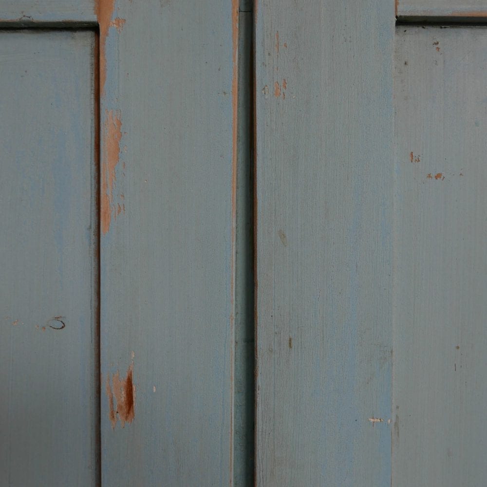 Brocante lichtblauwe linnenkast