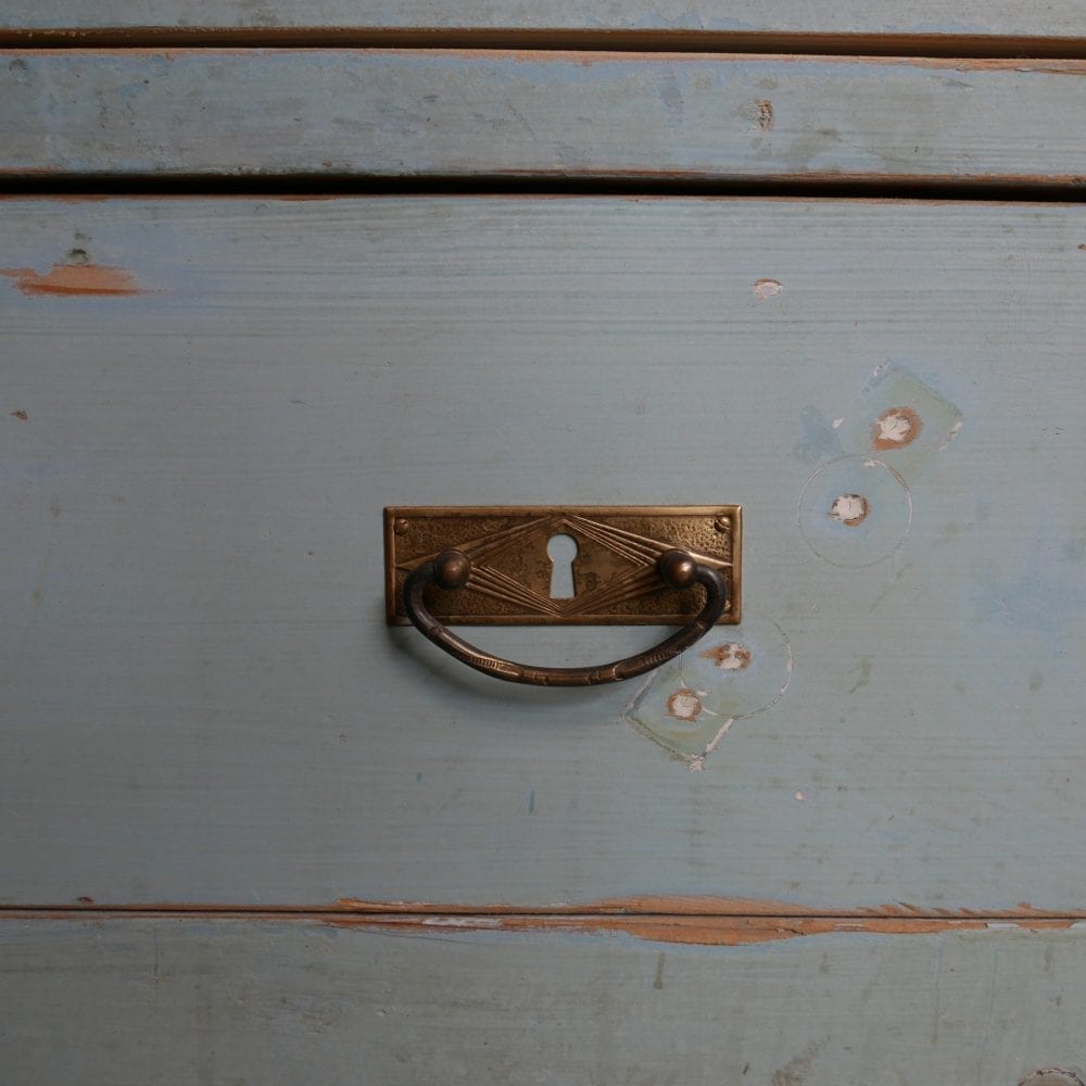 Brocante lichtblauwe linnenkast