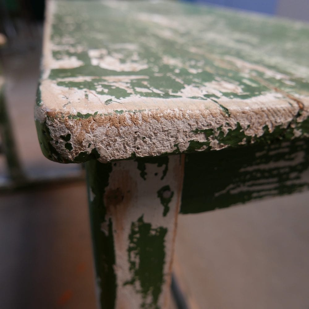 Groen houten schoolbankje