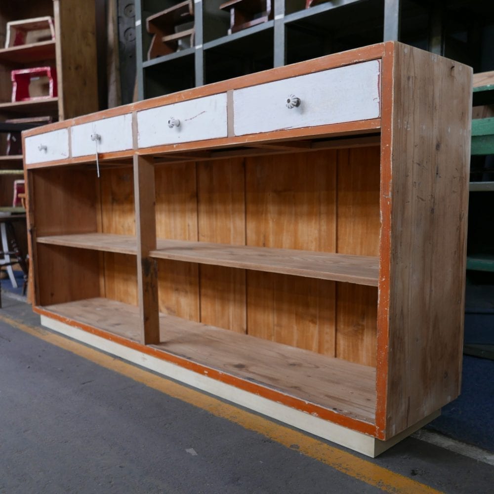 Oranje-wit dressoir