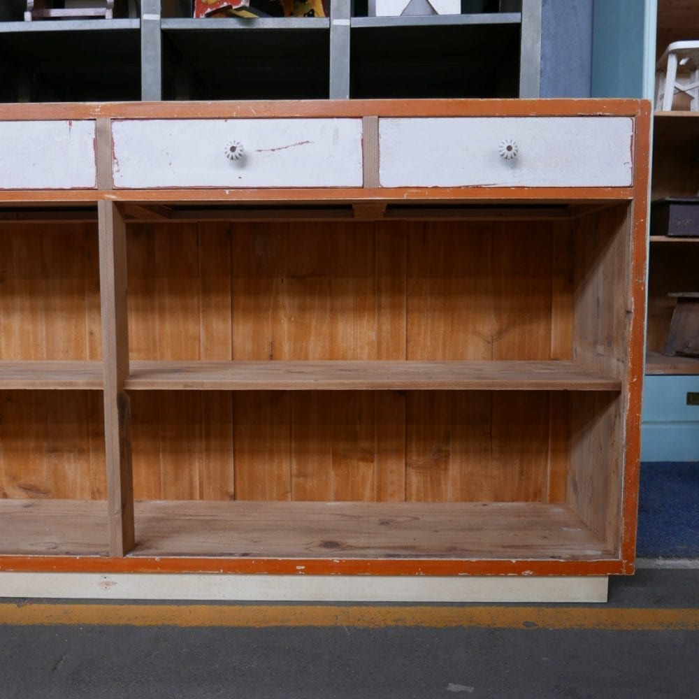 Oranje-wit dressoir