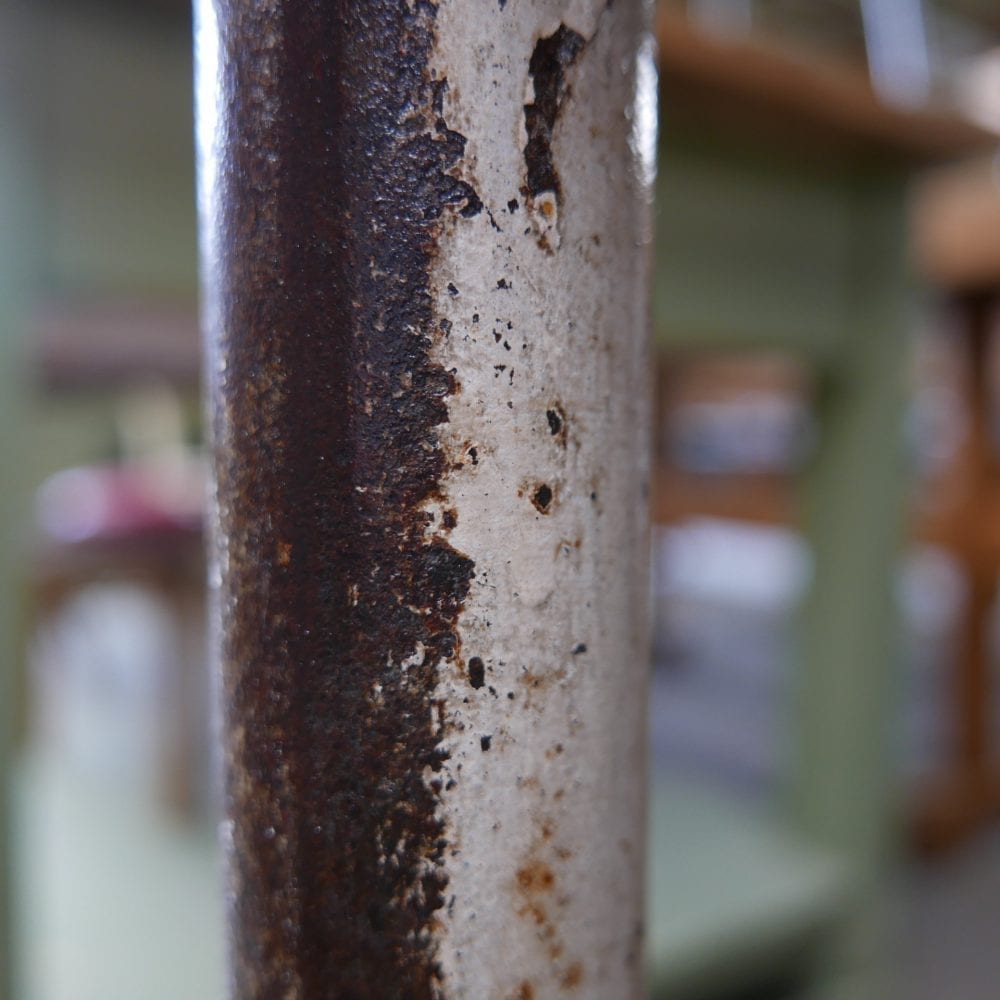 Industriële metalen tafel met onderblad