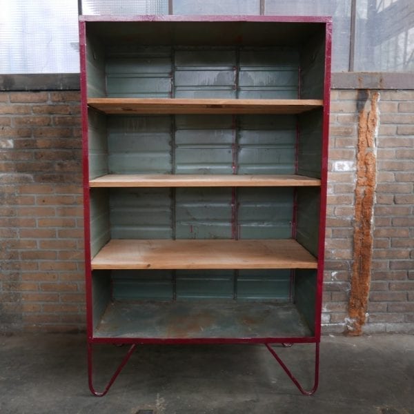 Rode open metalen kast