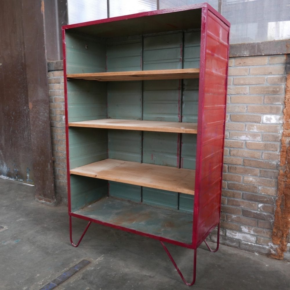 Rode open metalen kast