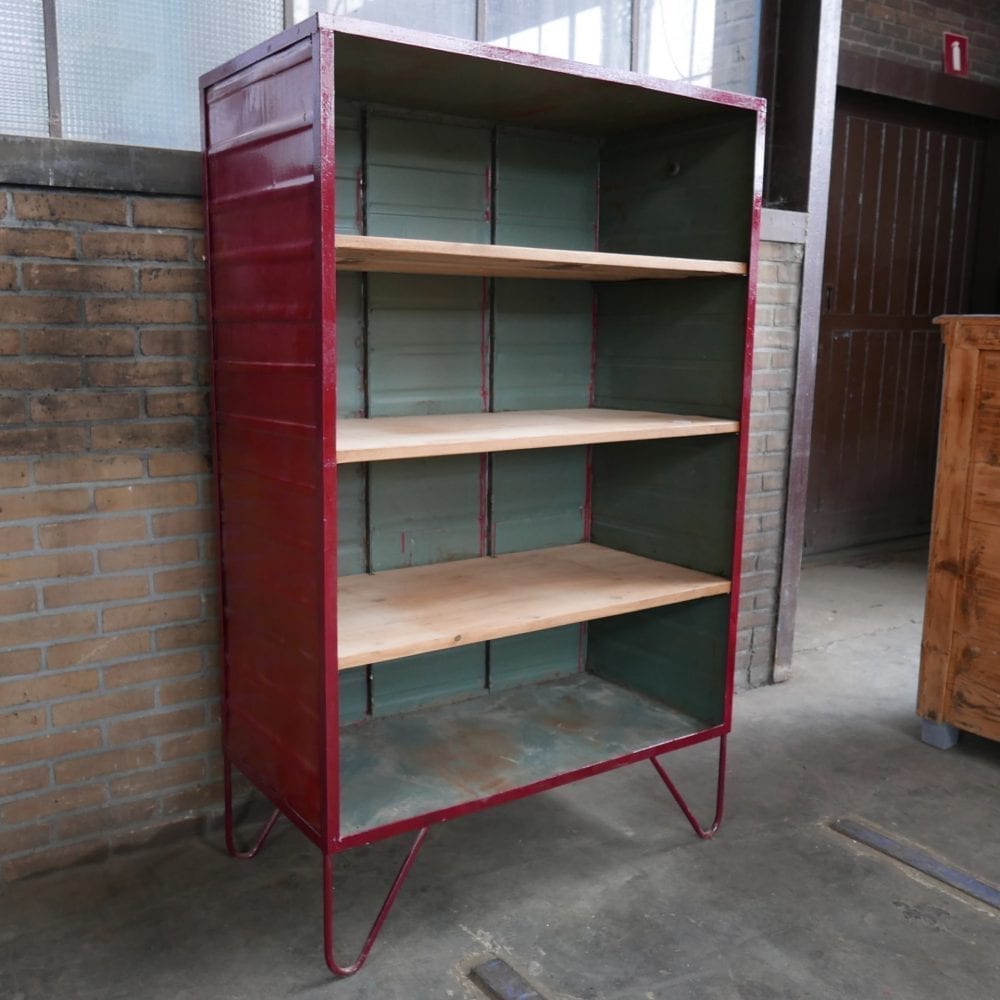 Rode open metalen kast