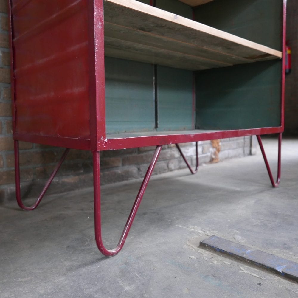 Rode open metalen kast
